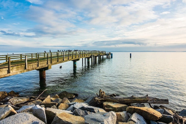 Pier over de zee tegen bewolkte lucht