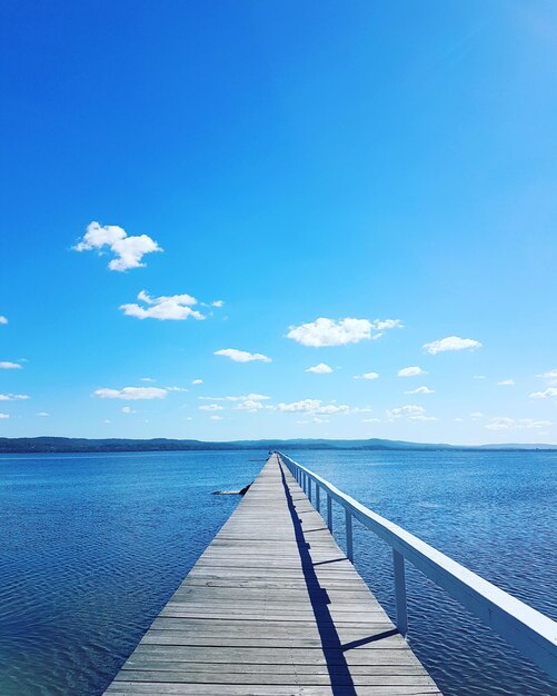 Foto pier over de zee tegen de blauwe hemel