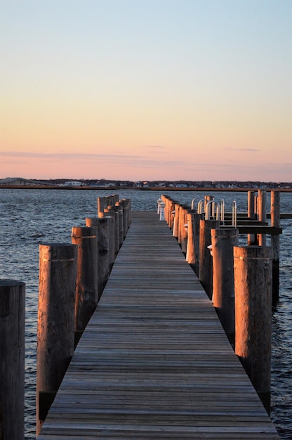 Foto pier over de zee tegen de hemel tijdens zonsondergang