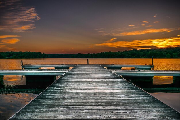 Pier over de zee tegen de hemel tijdens zonsondergang