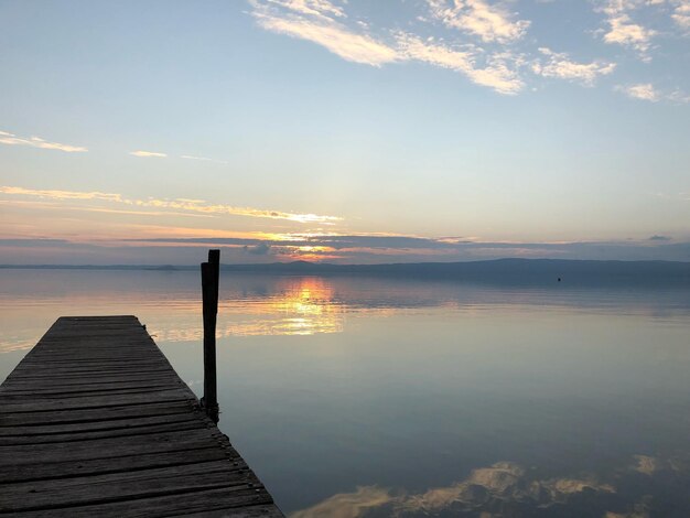 Foto pier over de zee tegen de hemel tijdens zonsondergang