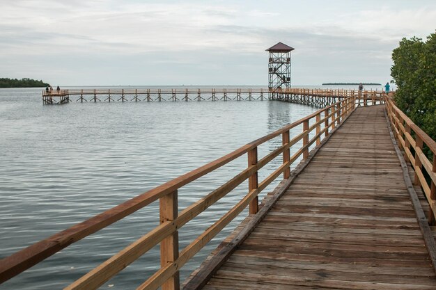 Foto pier over de zee tegen de lucht