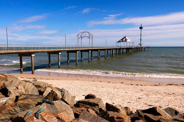 Foto pier over de zee tegen de lucht