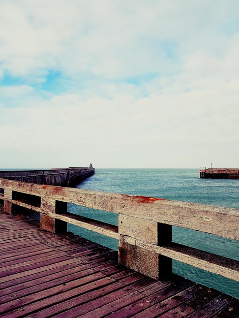 Foto pier over de zee tegen de lucht