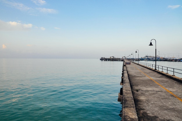 Pier over de zee tegen de lucht