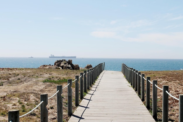 Pier over de zee tegen de lucht