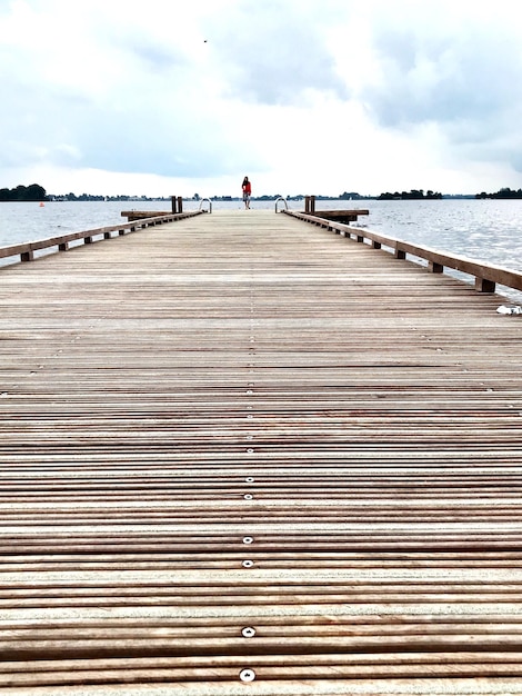 Foto pier over de zee tegen de lucht