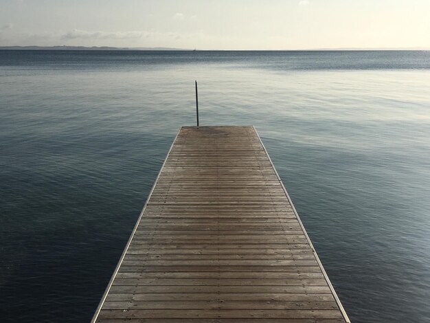 Foto pier over de zee tegen de lucht