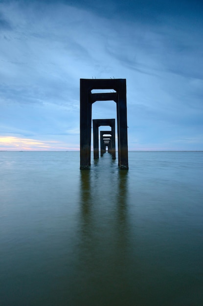 Foto pier over de zee tegen de lucht