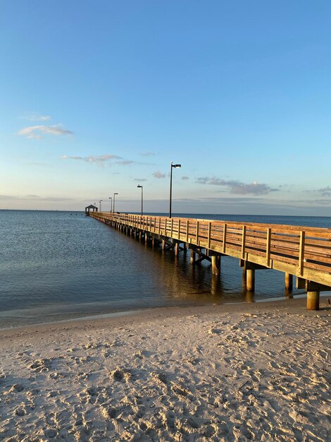 Pier over de zee tegen de lucht