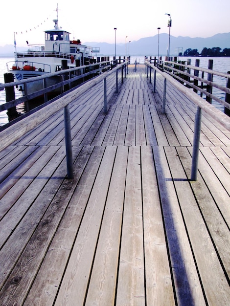 Foto pier over de zee tegen de lucht