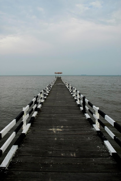 Foto pier over de zee tegen de lucht