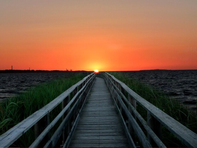 Foto pier over de zee tegen een heldere lucht bij zonsondergang