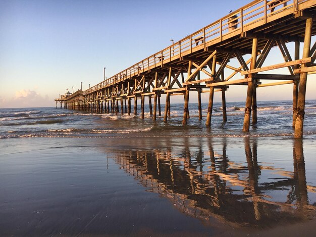 Foto pier over de zee tegen een heldere lucht