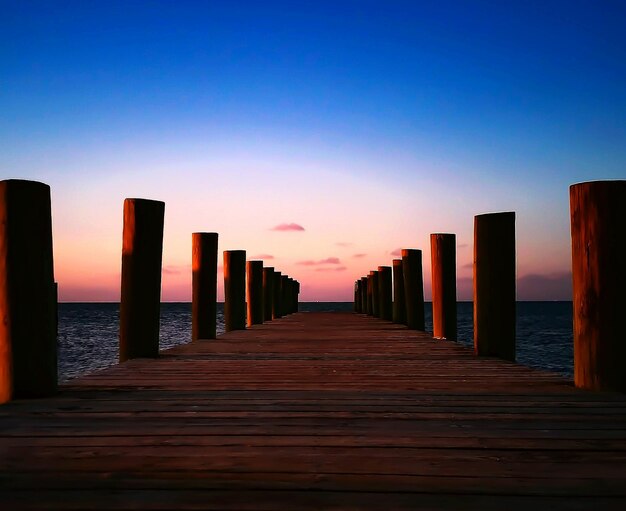 Foto pier over de zee tegen een heldere lucht