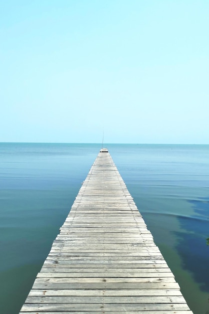 Pier over de zee tegen een heldere lucht