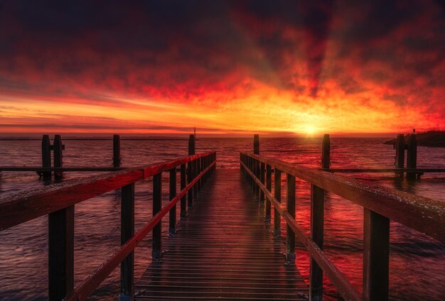 Foto pier over de zee tegen oranje lucht