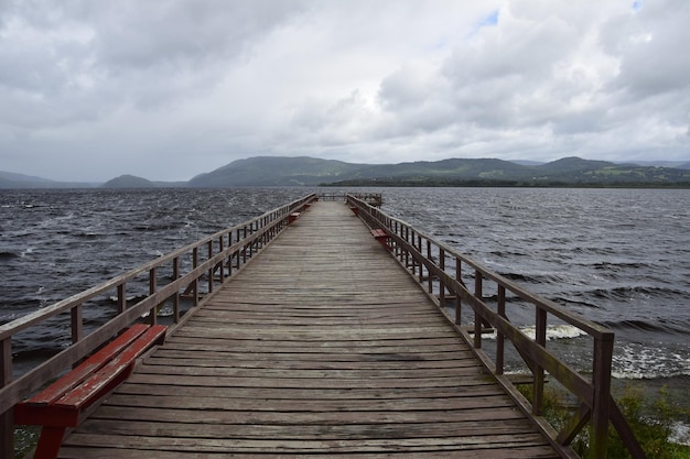 Pier over het meer Huillinco van waaruit de natuuronderzoeker Charles Darwin vertrok op zijn reis door verschillende meren in Chili