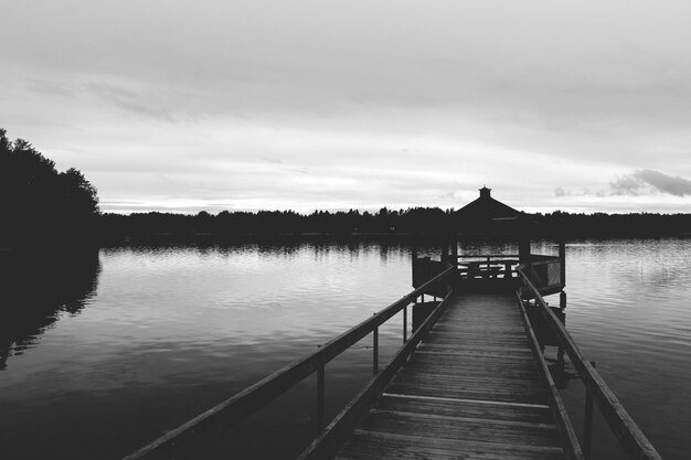 Foto pier over het meer tegen de lucht