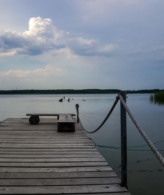 写真 空に照らされた湖の上の<unk>