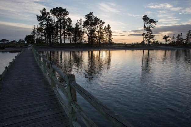 写真 夕暮れ の 時 の 湖 の 上 の 埠頭