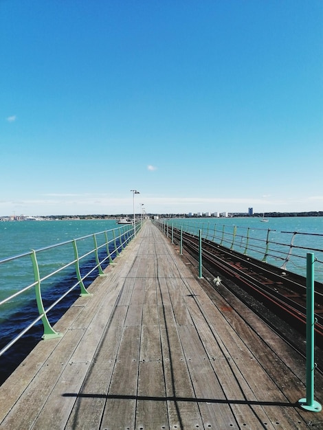 写真 澄んだ青い空を背景に海を眺める