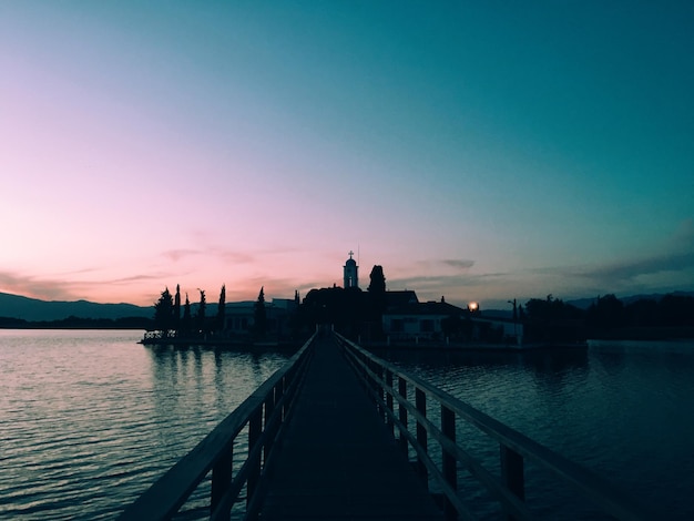 写真 夕暮れの空に照らされた海の上のピア