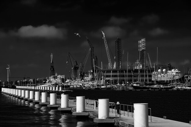 写真 空に向かって海を越えたピア