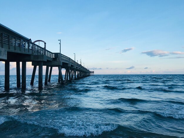 写真 空に向かって海を越えたピア