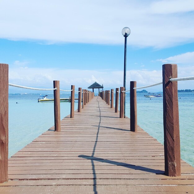 写真 空に向かって海を越えたピア