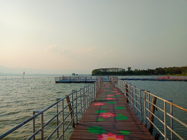 写真 空に向かって海を越えたピア