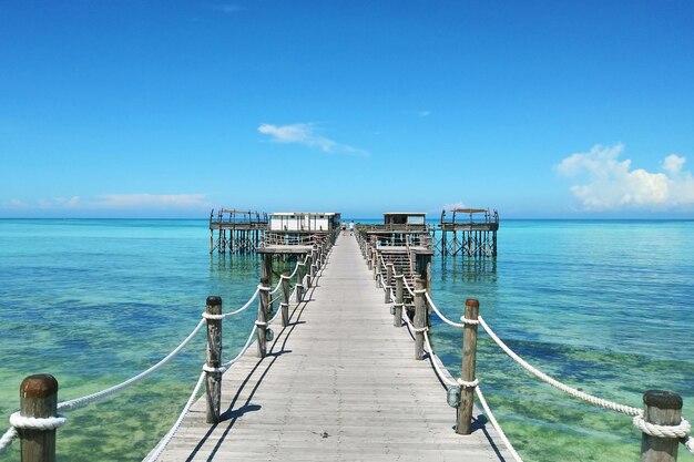 写真 空に向かって海を越えたピア