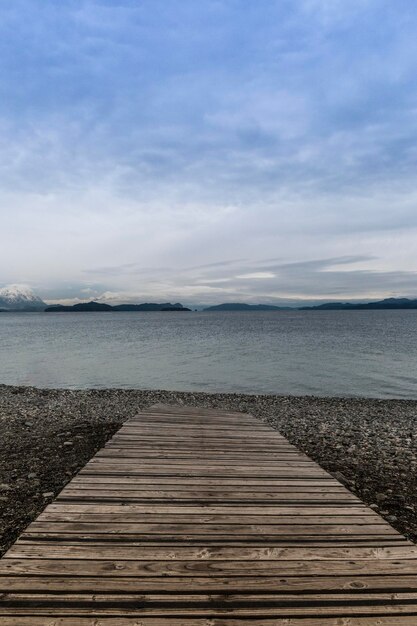 写真 空に向かって海を越えたピア