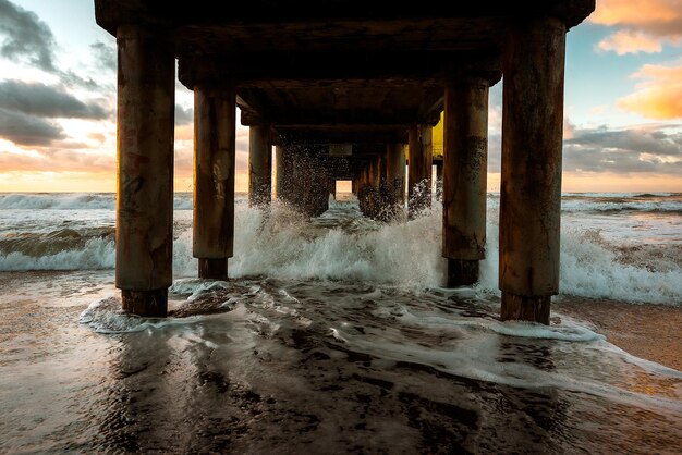 Foto il molo della spiaggia di pinamar in argentina durante l'alba