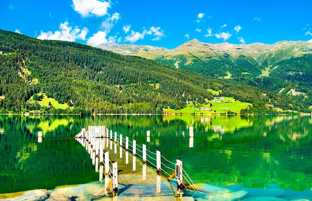 Pier al lago di resia, un lago artificiale in alto adige, alpi italiane