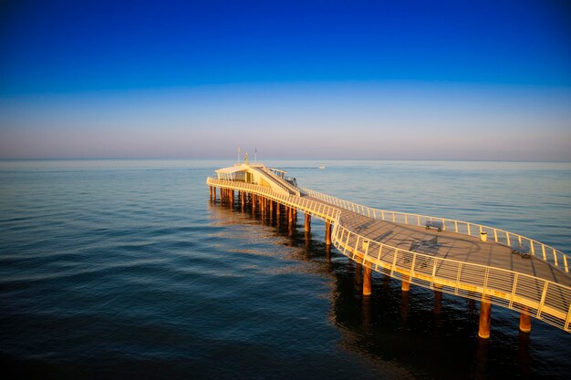 Foto il molo sul mare contro il cielo blu