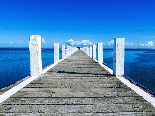 Foto il molo sul mare contro il cielo blu