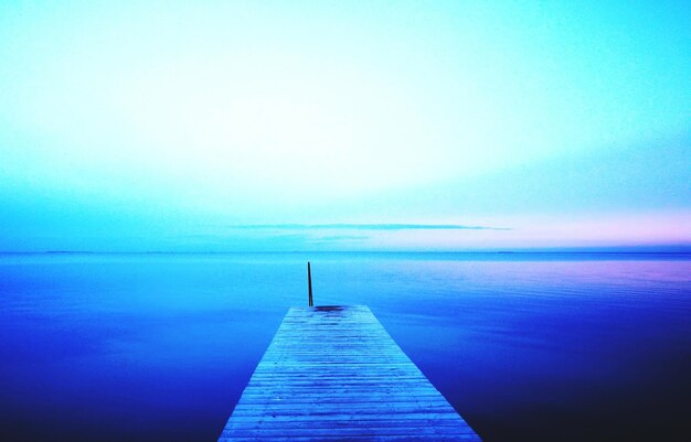 Photo pier over sea against clear blue sky