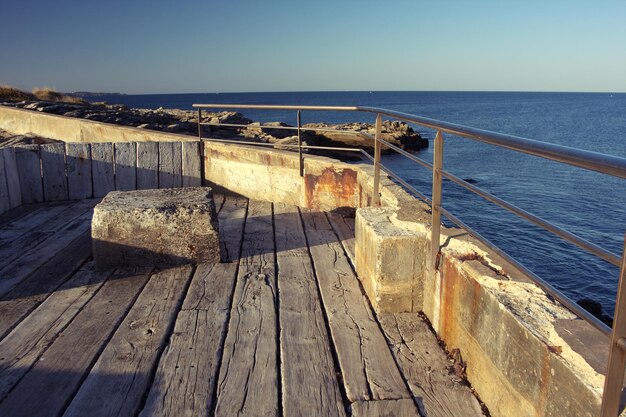 Foto pier sopra il mare contro un cielo blu limpido