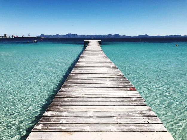 Foto pier sopra il mare contro un cielo blu limpido