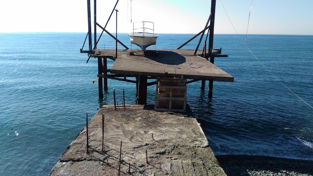 Foto pier sopra il mare contro un cielo blu limpido