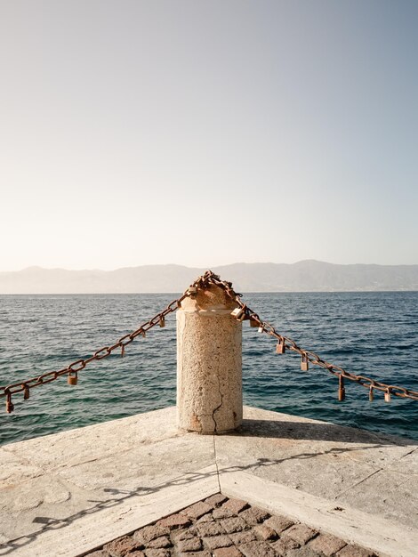 Foto pier sopra il mare contro un cielo limpido