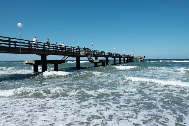 Foto pier sopra il mare contro un cielo limpido