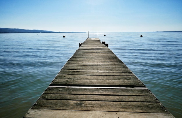 Foto pier sopra il mare contro un cielo limpido