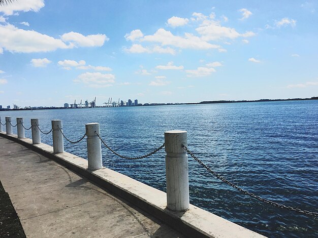 Foto pier sul mare contro un cielo nuvoloso