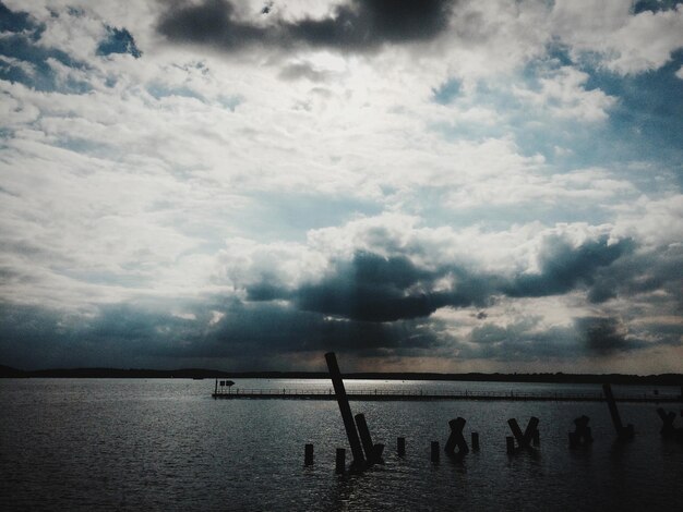 Foto pier sul mare contro un cielo nuvoloso