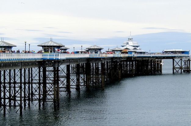 Foto pier sul mare contro un cielo nuvoloso