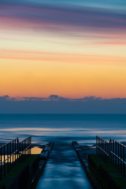 Foto pier sopra il mare contro il cielo durante l'alba