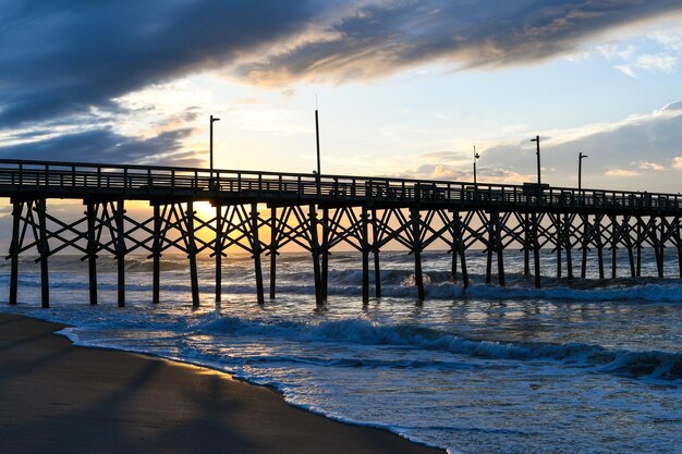 Foto pier sopra il mare contro il cielo durante il tramonto