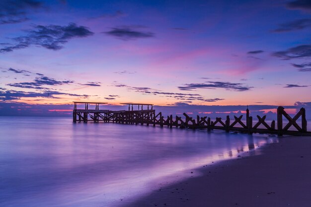 Photo pier over sea against sky during sunset